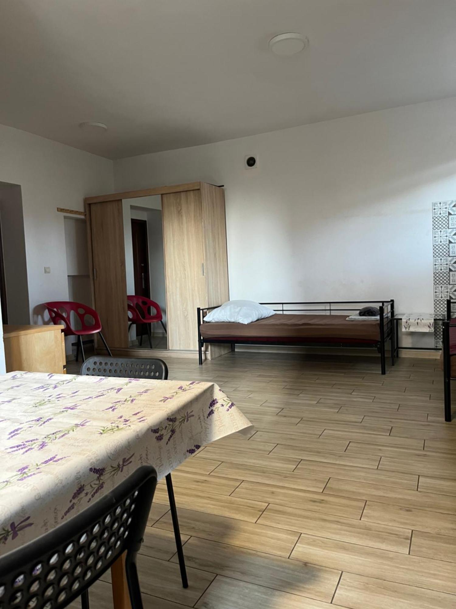 Apartament 02 *